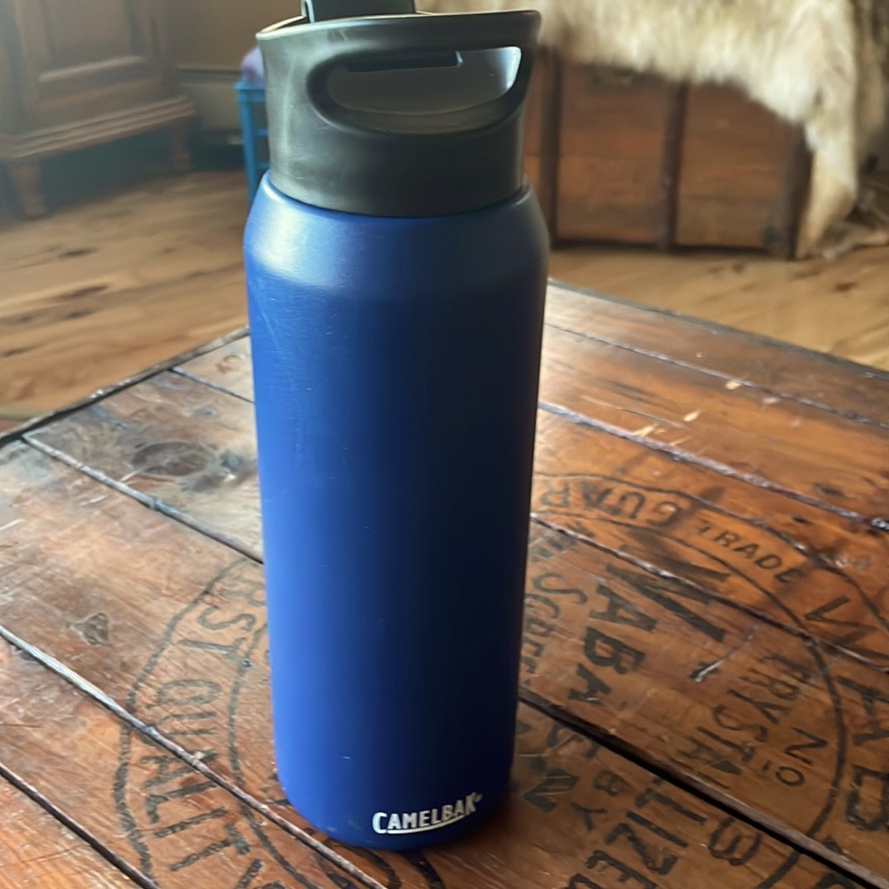 NWT Camelbak 1L/32oz‎ navy water bottle